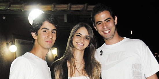 Os irmãos Leonardo, Carol e Ricardo Lima em balada ‘white party’ anteontem